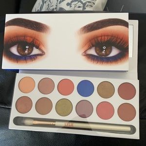 Never used Kylie Peach Palette eye shadow with box